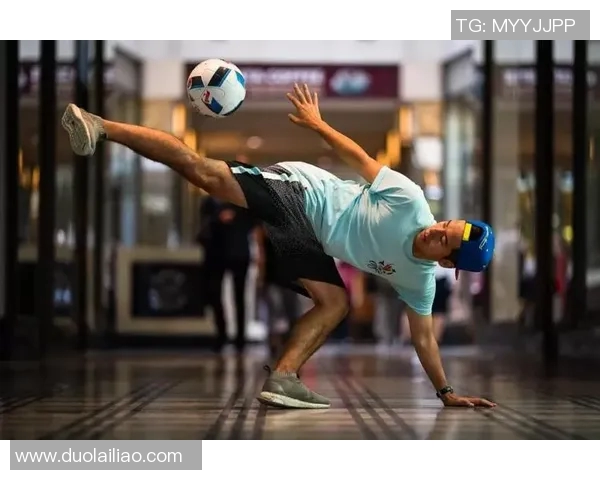 足球球星赛场趣味互动上演花式踢牌子展现精湛脚法与娱乐精神